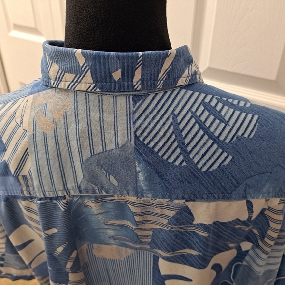 Tommy Bahama Blue & White Patterned 100% Silk Shirt   Size XL - Picture 4 of 10